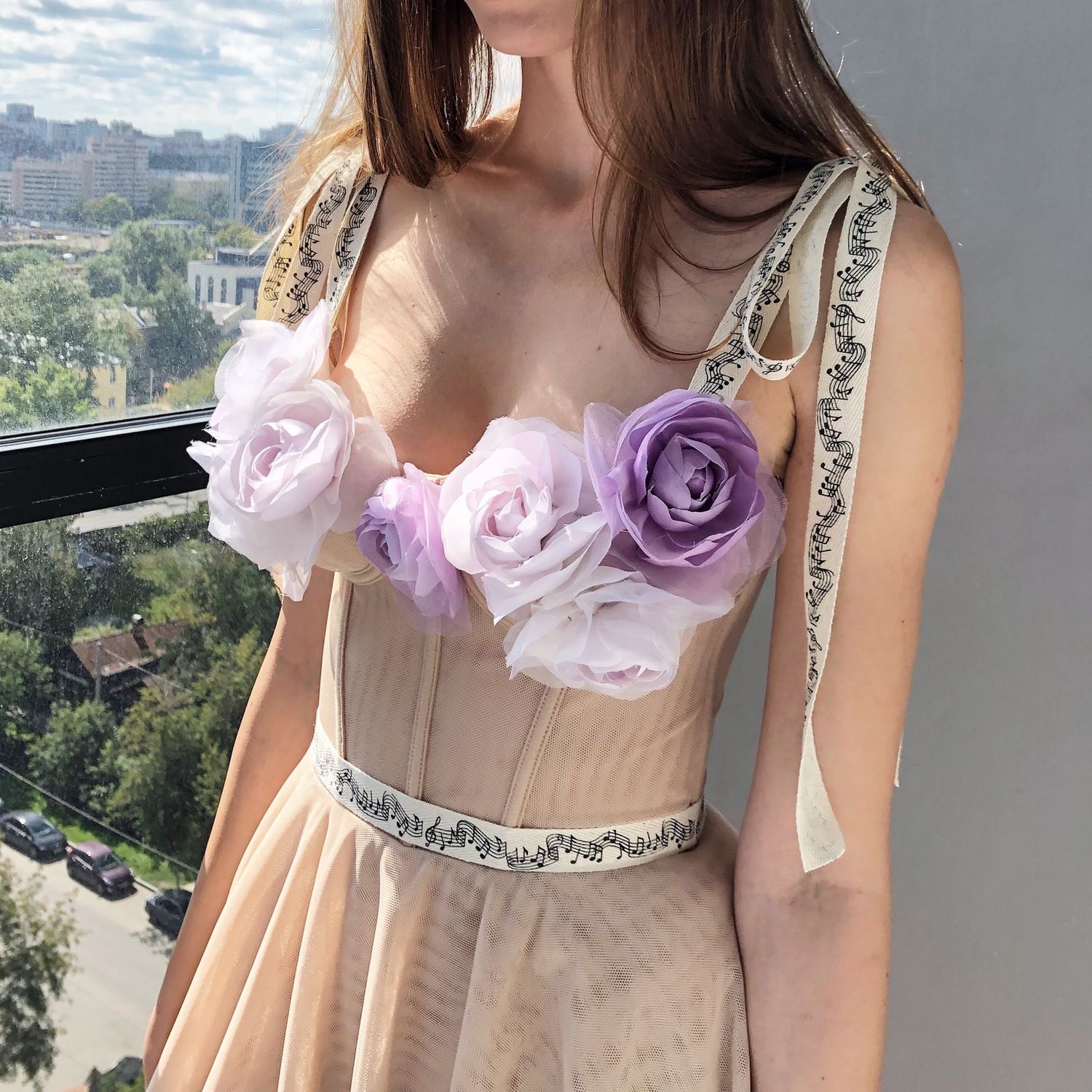 Роза на платье