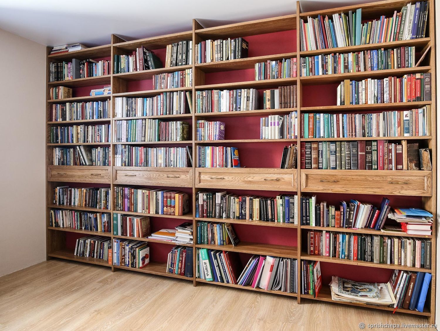 Книжный стеллаж в спальне
