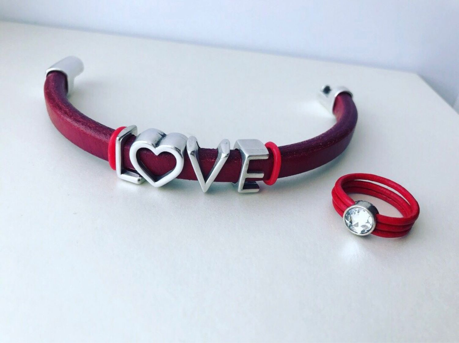 Авито браслеты. Браслет Love. Браслеты Love Bracelet. Браслет one Love. Браслеты женские Лове.