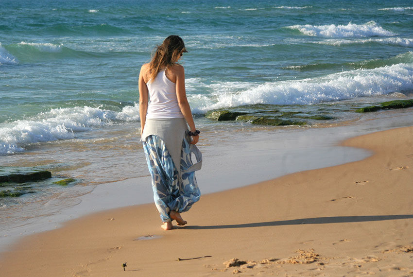 бродим по берегу. бежит по берегу моря. прогулка по берегу моря. гулять по берегу моря. парочка на берегу моря.