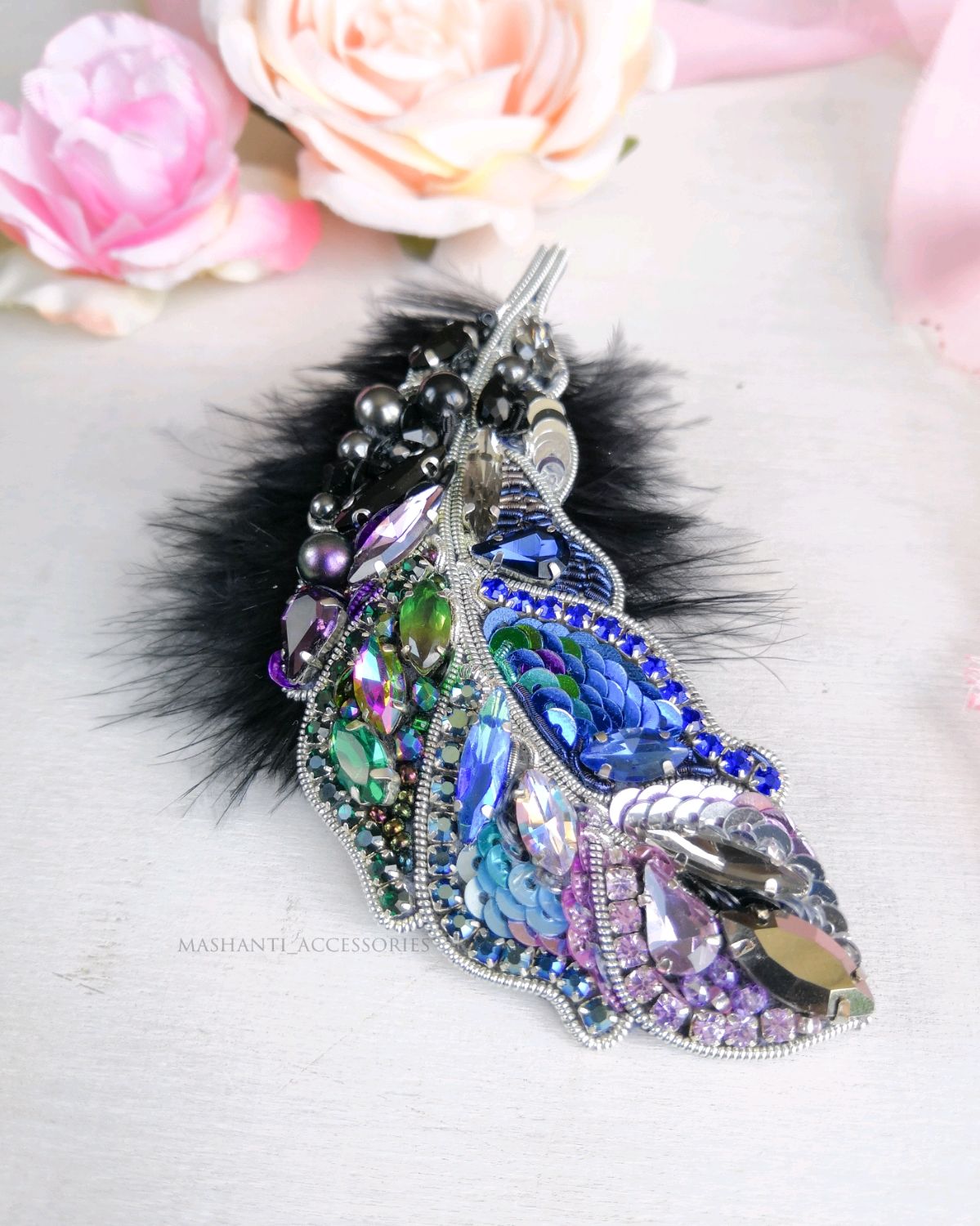 Броши с перьями