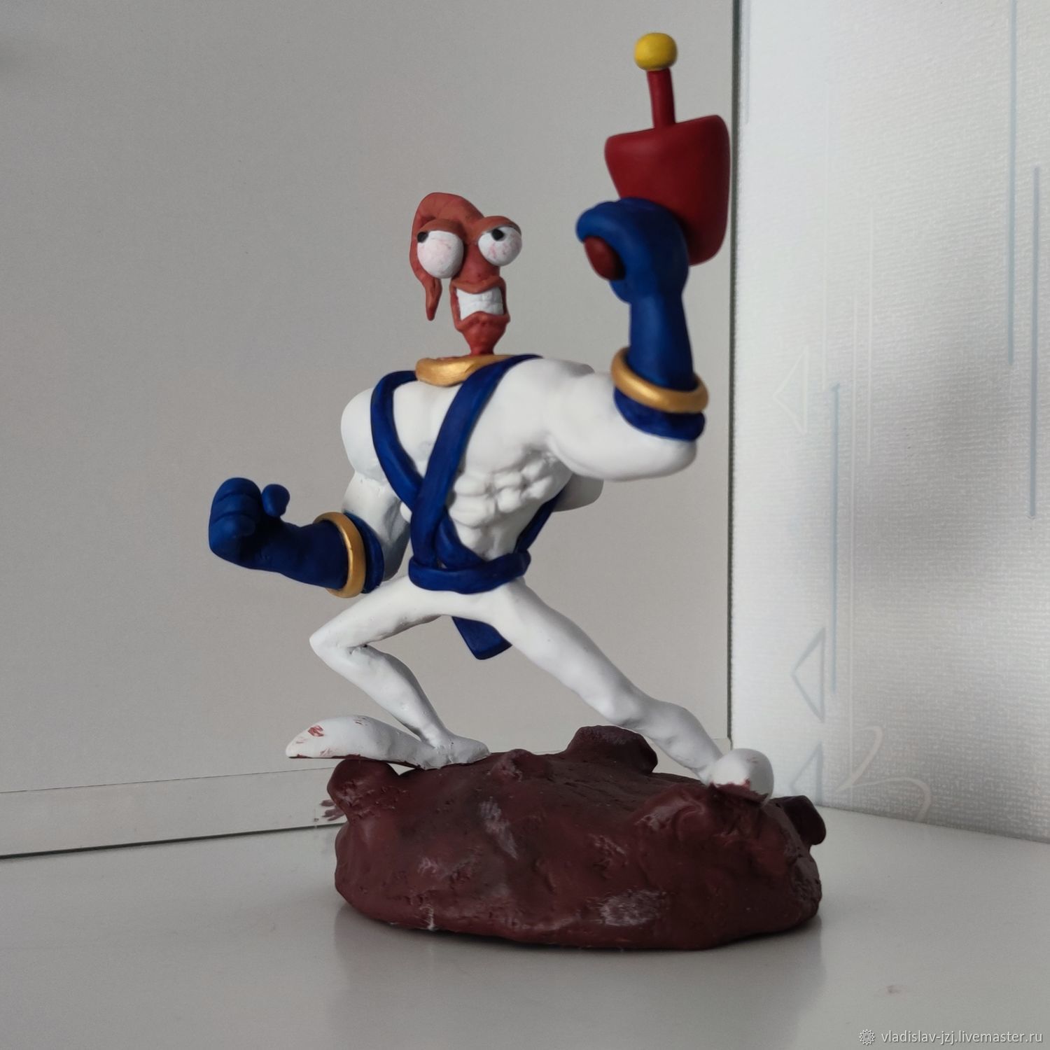 Червяк Джим (Earthworm Jim) из полимерной глины в интернет-магазине на  Ярмарке Мастеров | Статуэтка, Москва - доставка по России. Товар продан.