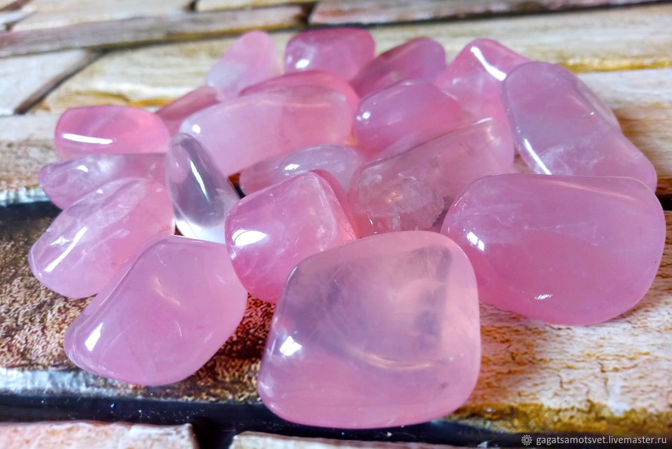 Любимые самоцветы. Розовый кварц камень. Кварц (розовый) (kvarz-23). Розовый кварц Намибия. Алтарный камень розовый кварц.