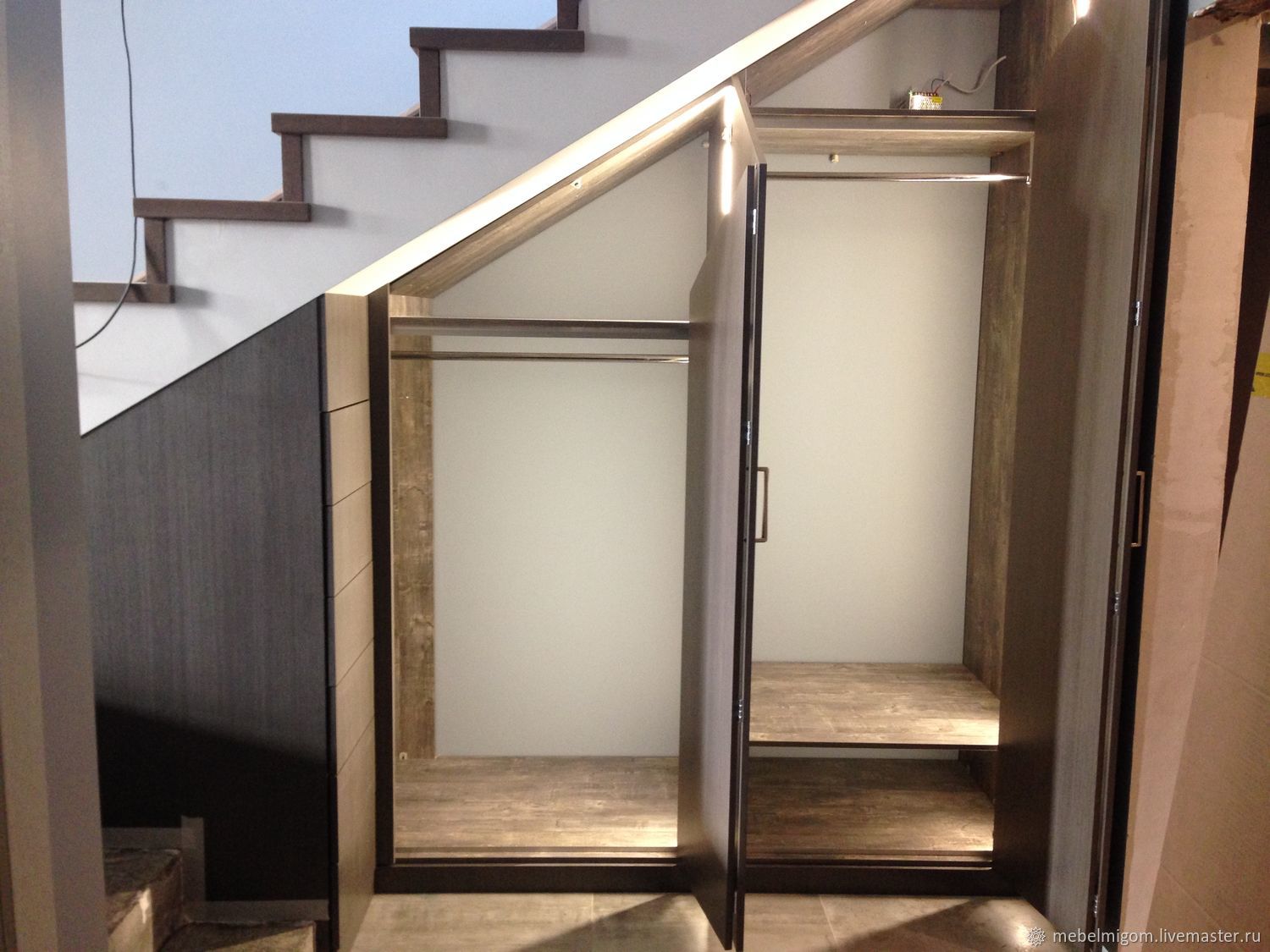 лестница с встроенным шкафом в современном стиле
