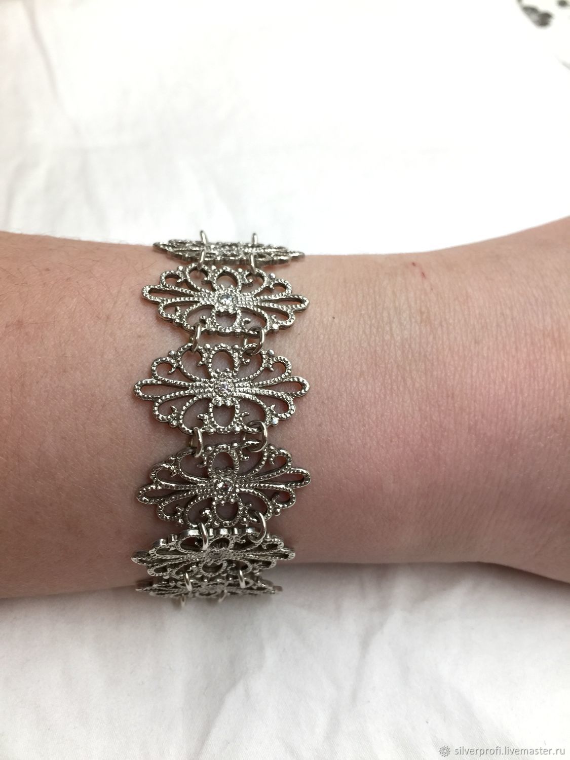 Ажурный браслет. Металлический ажурный браслет. Широкий браслет золото. Широкий браслет серебро. Ажурный кожаный браслет.