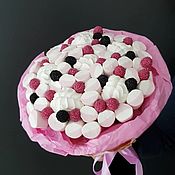 Букет из ягод и цветов "Черешнево - цветочное мерси"