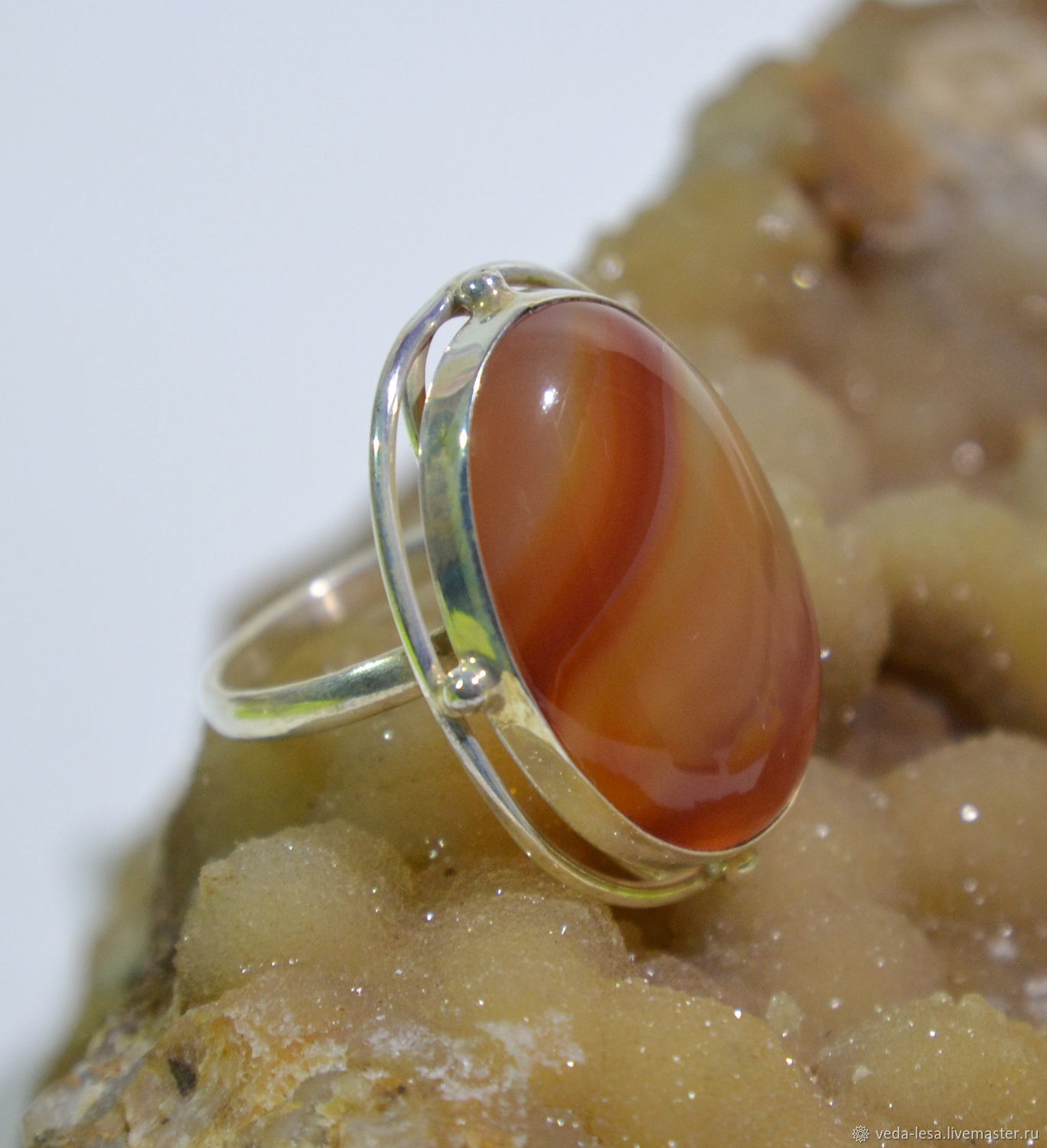 Перстень с оранжевым камнем