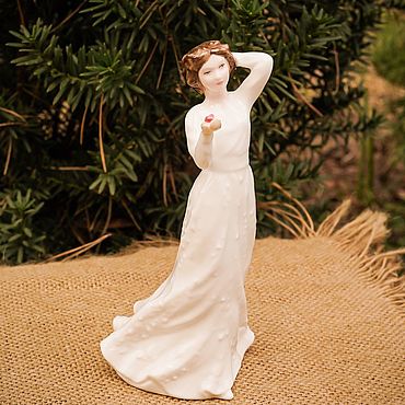 Винтаж ручной работы. Ярмарка Мастеров - ручная работа Винтаж: Royal Doulton статуэтка девушка "With love", Англия, 2000 г.. Handmade.