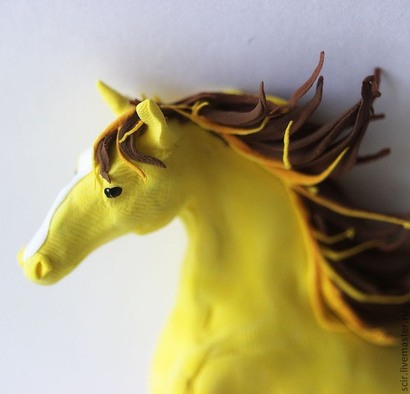 Желтая лошадка. Желтая лошадь. Маленькая фигурка коня. Маленьких лошадок желтых.