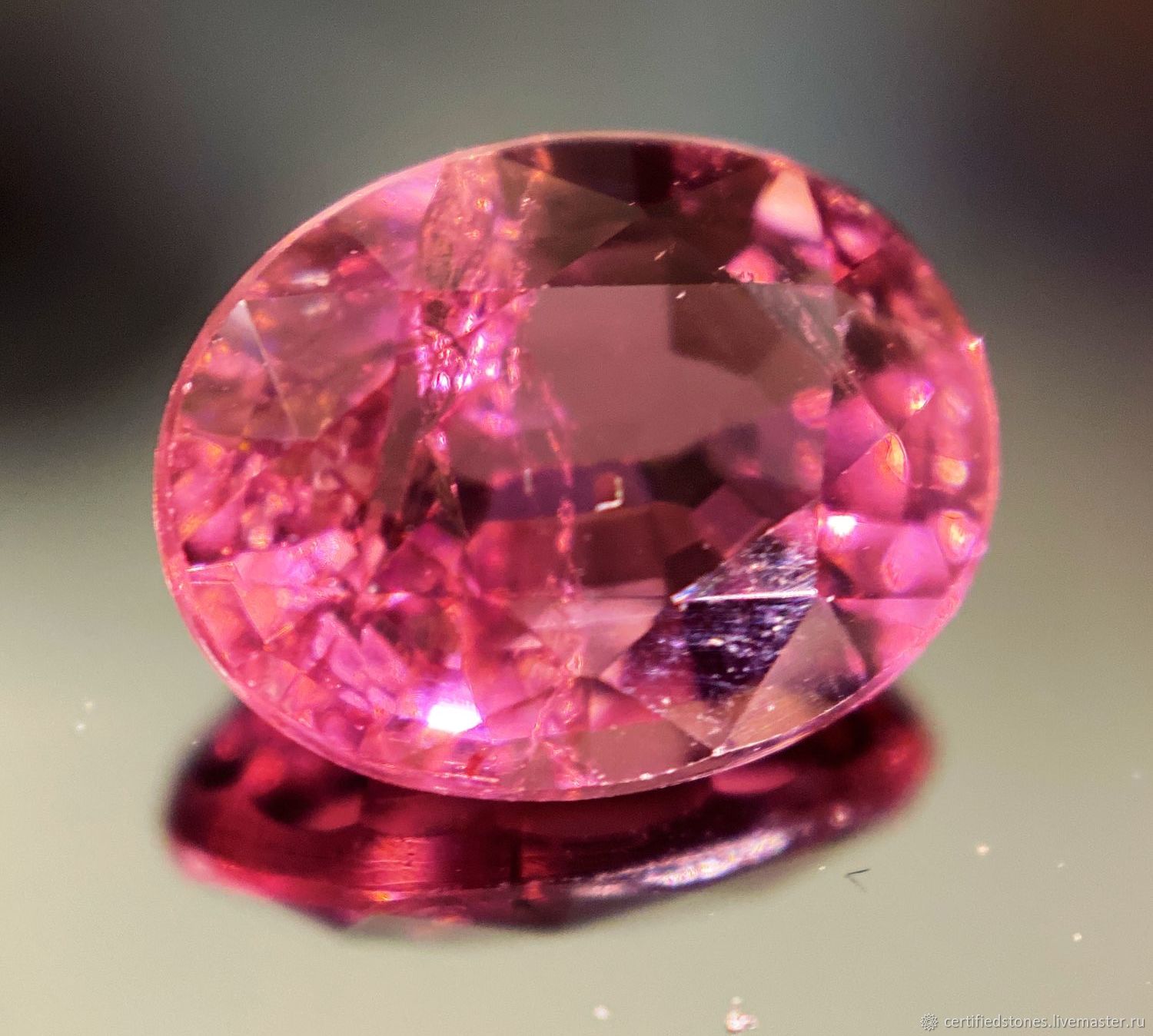 Розовый турмалин камень фото