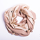 Бежевый двусторонний шарф ручной работы с отделкой  натуральным речным жемчугом. 100% тутовый шелк и тонкая шерсть с хлопком. 
Концы скрепляются в хомут на магнитные замочки. На шее в 2-3 оборота.