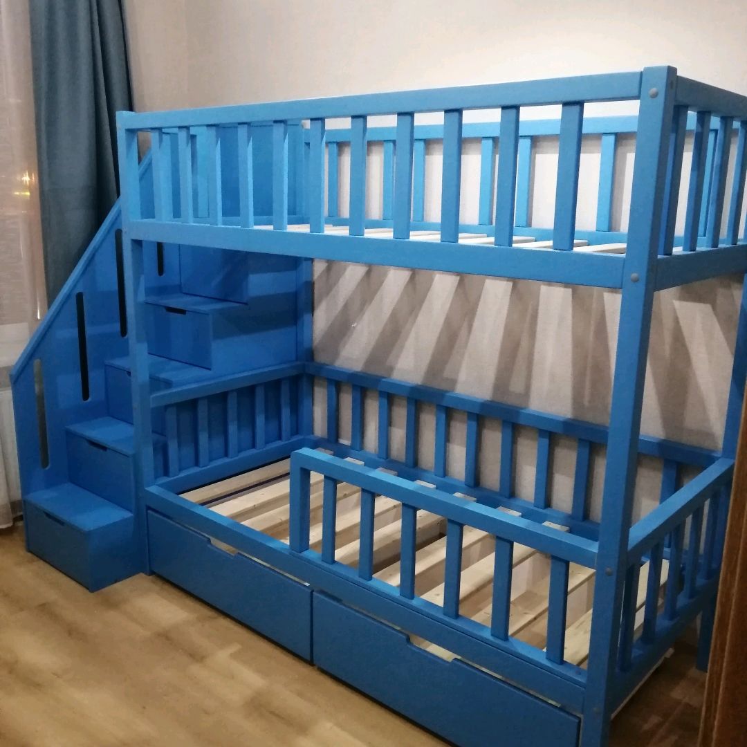 Двухъярусная кровать с люлькой для новорожденных