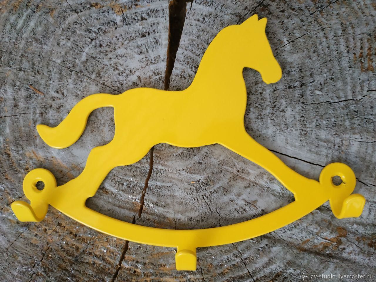 Желтая лошадка. Оберег желтая лошадка. Желтая лошадка игрушка. Вешалка лошадка.