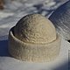 Шапка из белой шерсти.
Фото на снегу при прямом солнечном освещении.
Оттенок `молочный`.