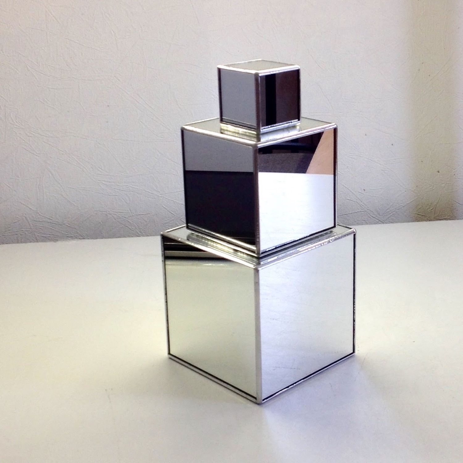 Reg kz. Зеркальный куб. Металлический куб для декора. Куб из зеркал. Зеркальные кубики для декора.