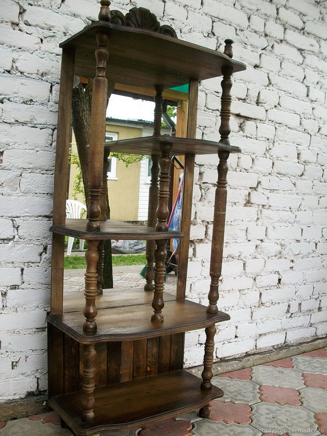 этажерка деревянная старинная в интерьере