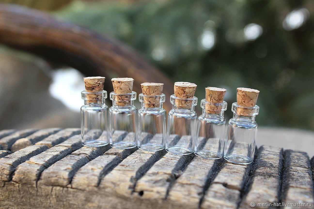 Как называются маленькие бутылочки. Маленькие бутылочки шампанского. Оригинальные формы стеклянных бутылок. Призма стеклянных бутылок. Стеклянная бутылочка с декором повара.