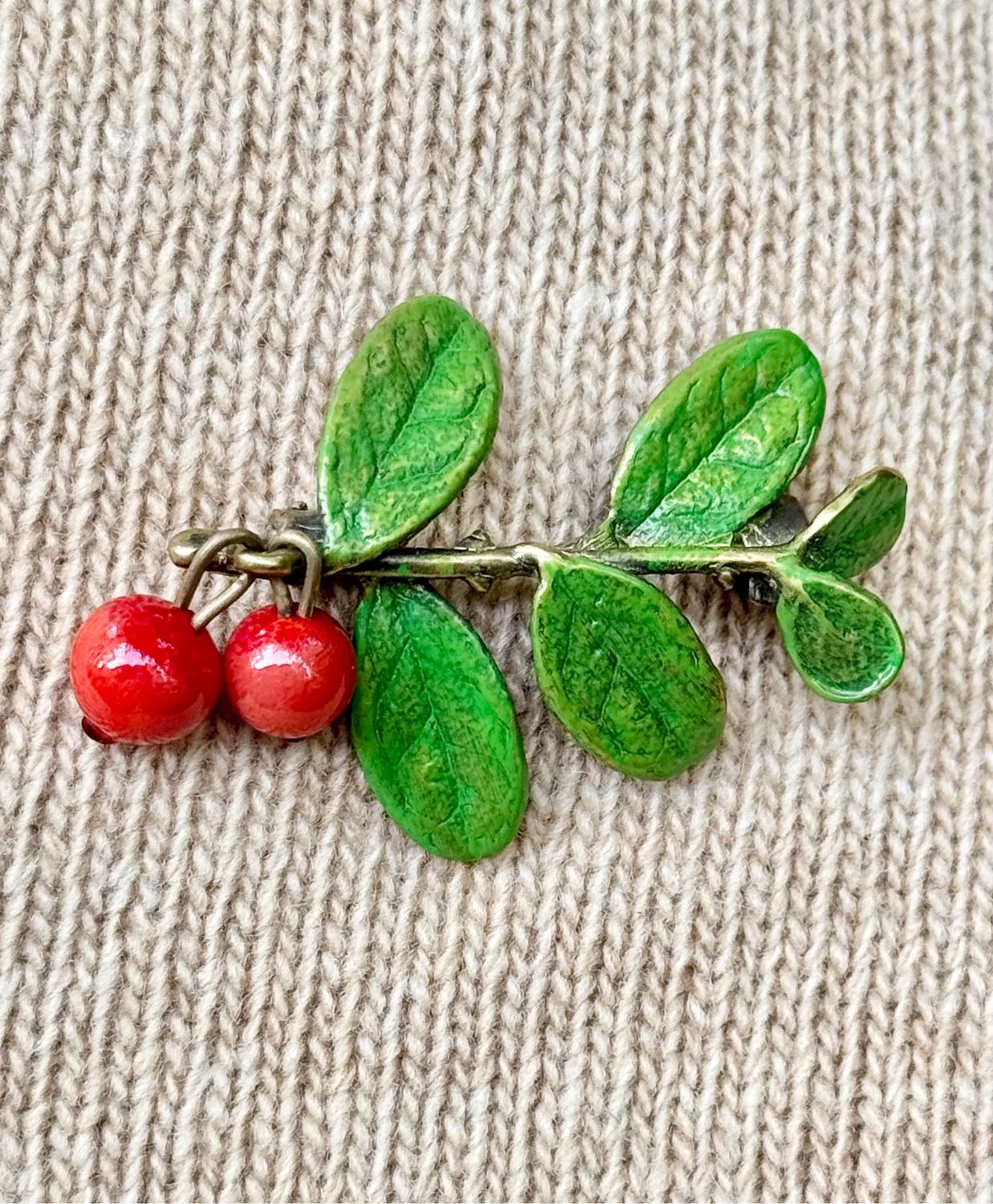 Брошь Веточка брусники купить в интернет-магазине Ярмарка Мастеров по ...