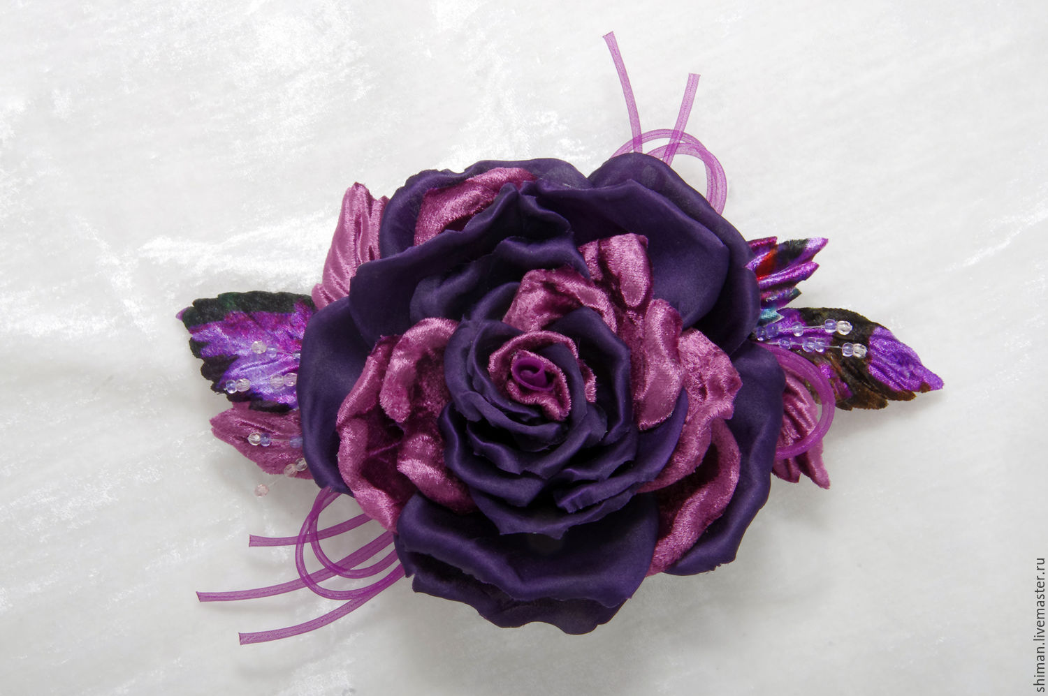 Фиолетовая роза с бархатными лепестками и листьями. Цветы из ткани –  заказать на Ярмарке Мастеров – 8ACJHRU | Брошь-булавка, Санкт-Петербург
