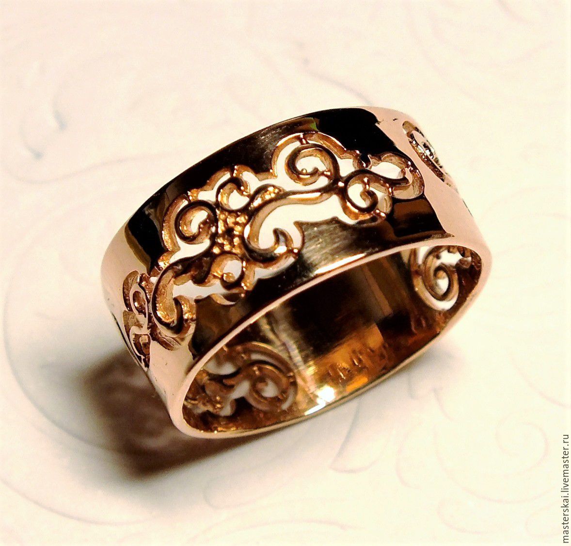 Ажурное золотое кольцо в 585