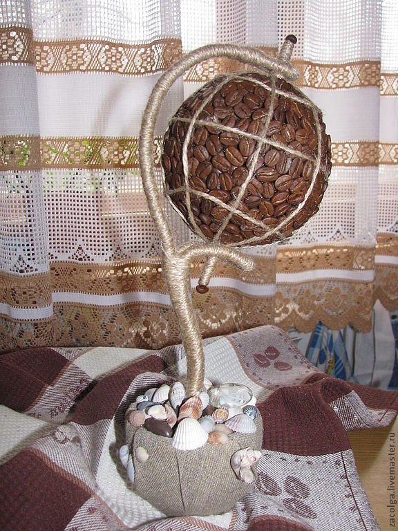 Глобус из кофейных зерен, каждое из которых представляет другую культуру, празднующую международный