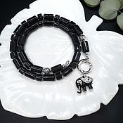 Bracelet with pendants of onyx and natural quartz