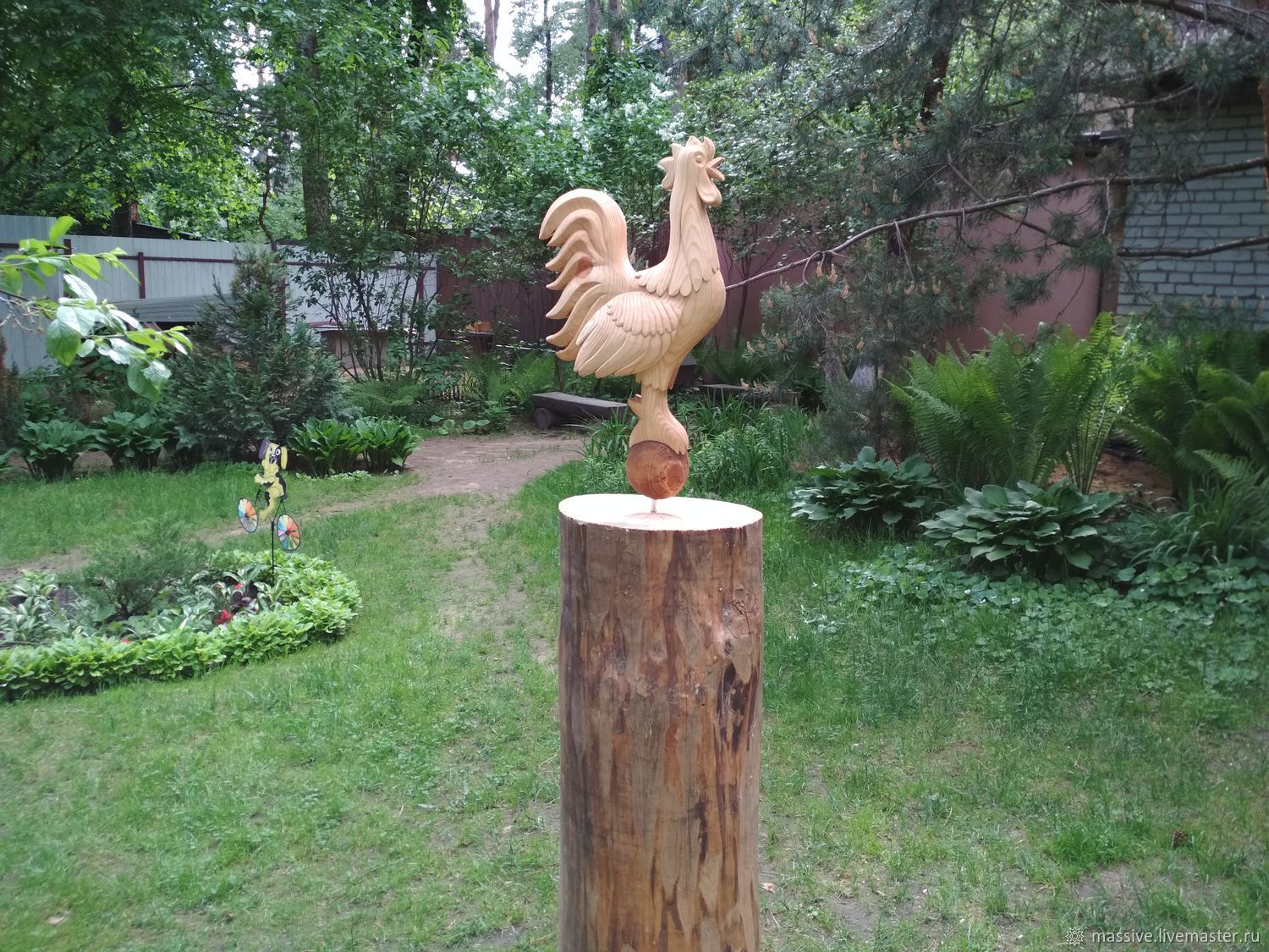 Скульптура петуха из дерева