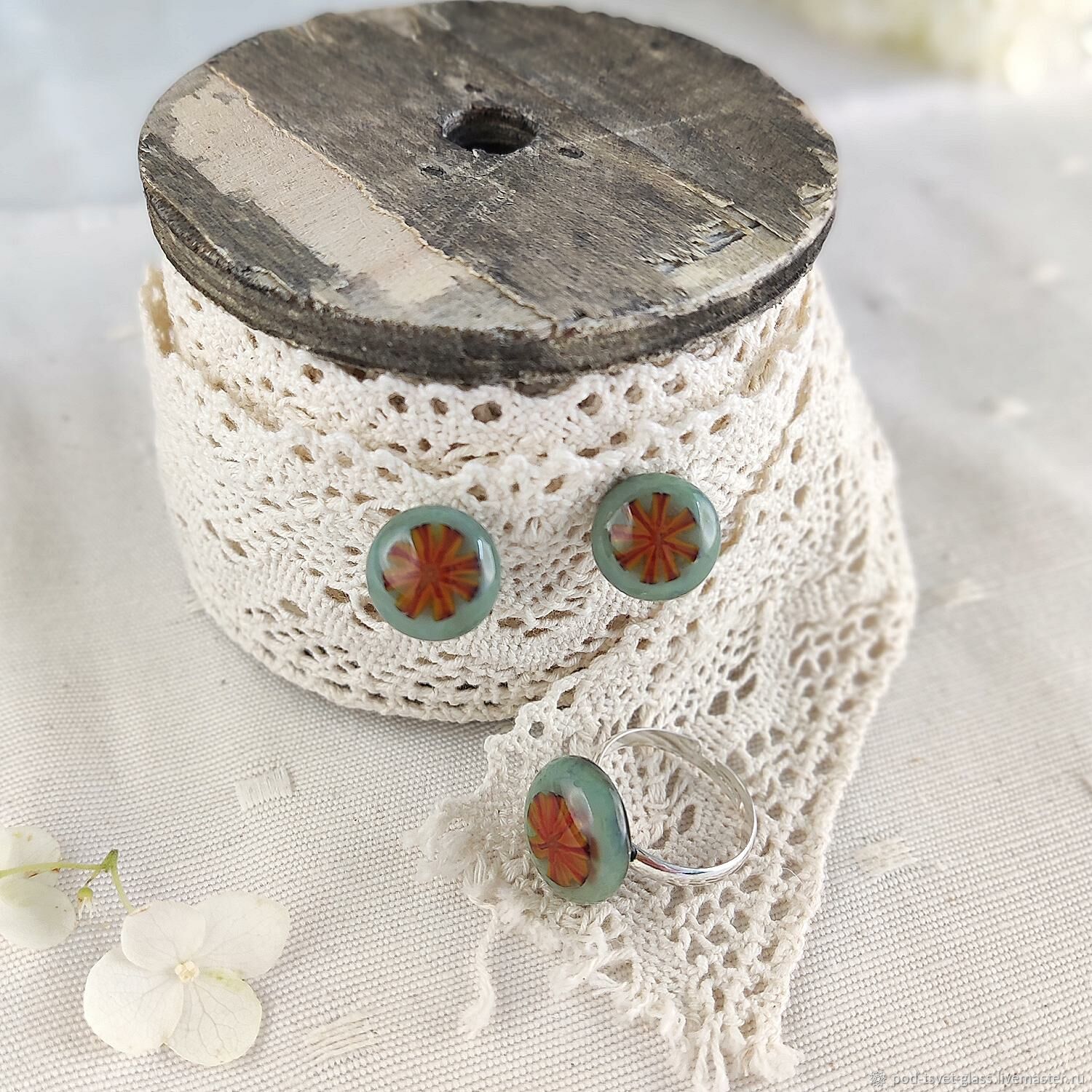 Комплект украшений из стекла Цветочек аленький. Колечко и пуссеты ...