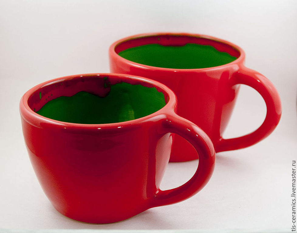 Красные и зеленые посмотрите. Кружка красная. Чашка красный зеленый. Кружка зеленая и красная. Кружка зеленого цвета.