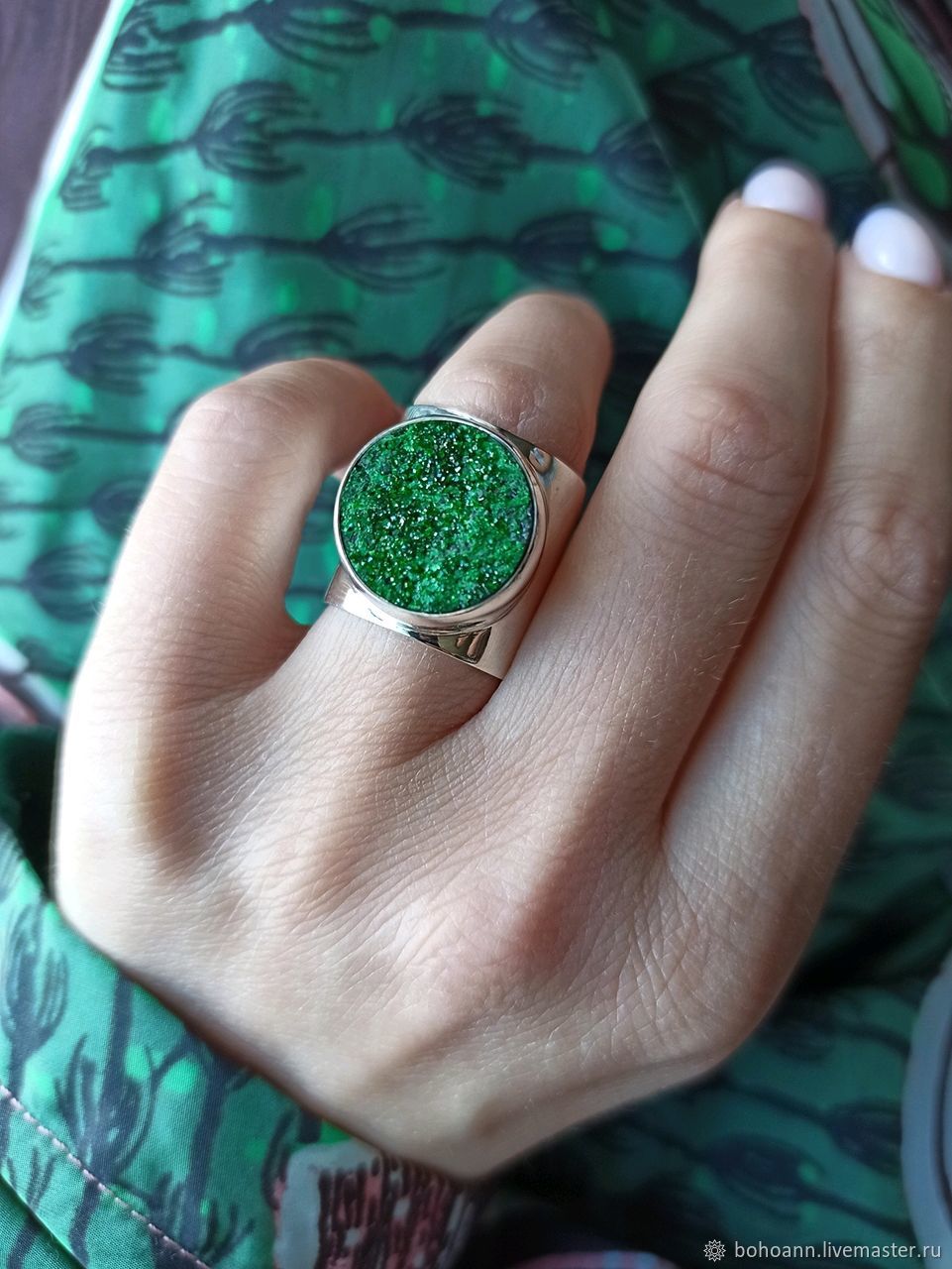 Кольцо с зеленым гранатом