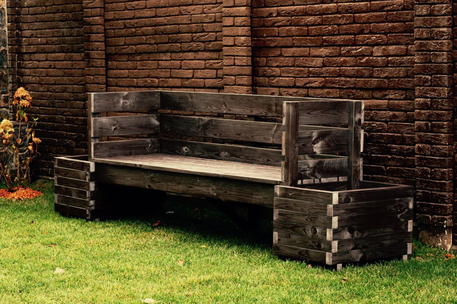 Садовые скамейки своими руками фото. Дачная скамейка. Оригинальные деревянные скамейки. Скамейки для дачи из дерева. Необычные скамейки для дачи.