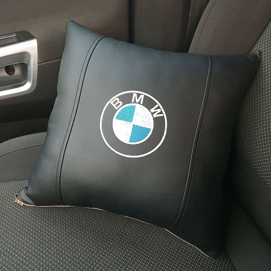Купить авто подушку. Подушка БМВ м50д. Подушки подголовника BMW 520d. Подушки для BMW x7. Подушка в машину с логотипом.