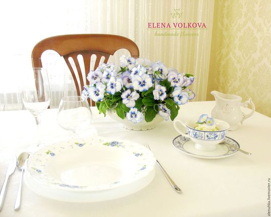 Интерьерная композиция с анютиными глазками.