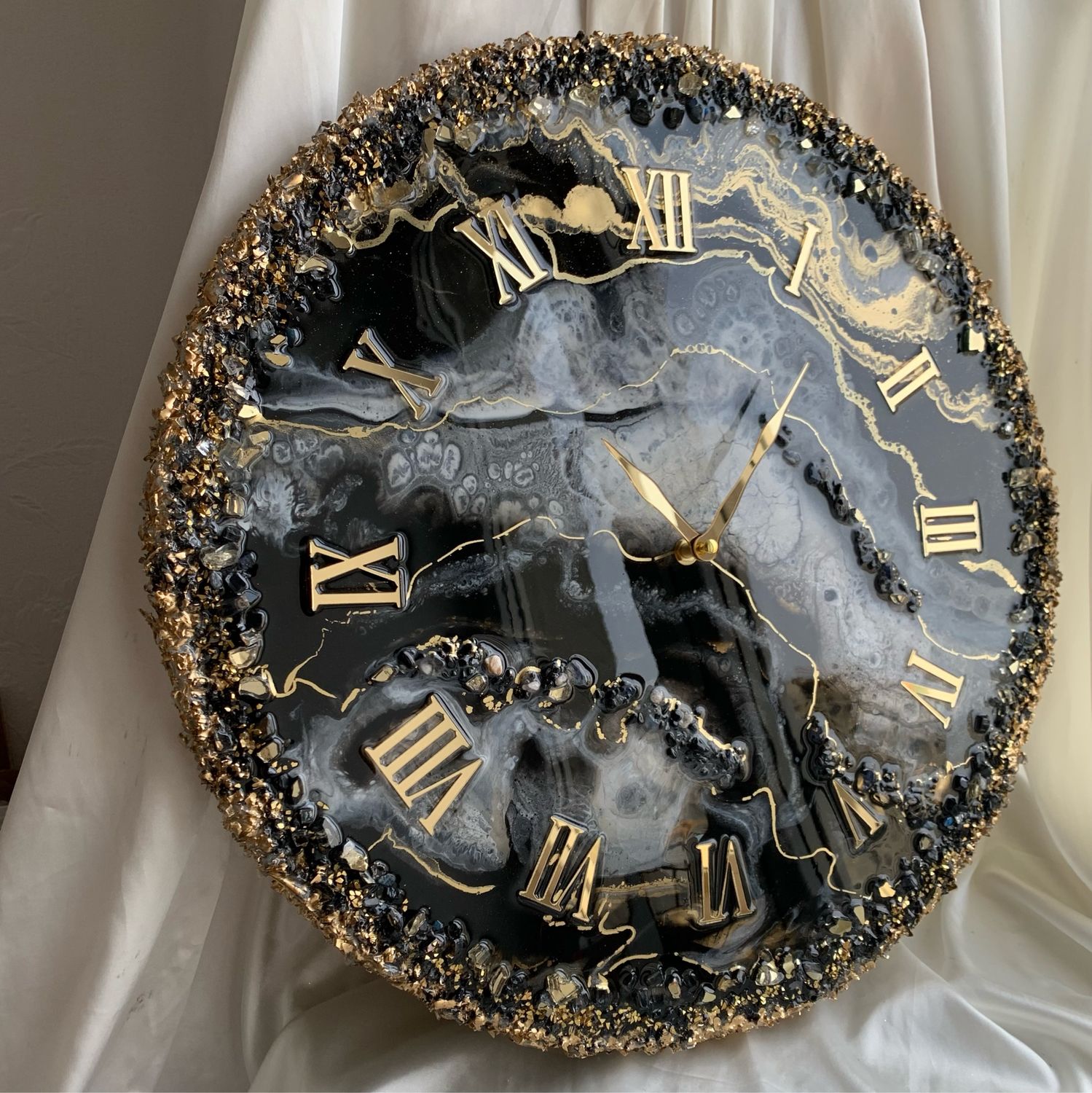 Мастер часы из эпоксидной. Часы эпоксидная смола. Мусульманские часы из эпоксида. Часы из эпоксидной смолы с камнями фото.