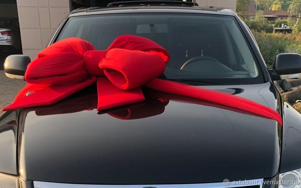 Большой красный бант на машину в подарок «Раффаэлло»