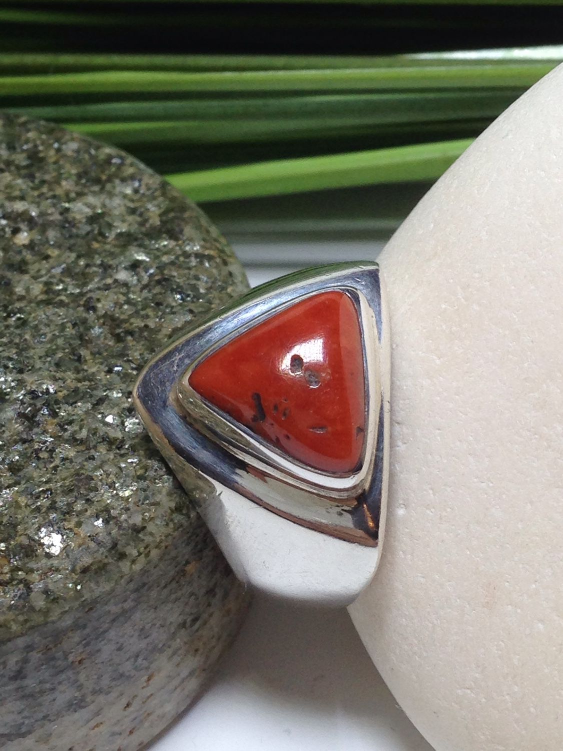 кольцо с кораллом натуральным. мужской перстень с кораллом. кольцо с кораллом в серебре. кольцо коралл 18. 5.