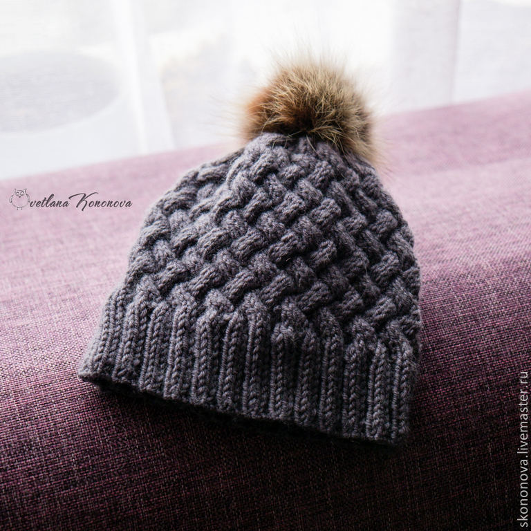 Зимняя шапочка спицами с объемным узором Плетенка