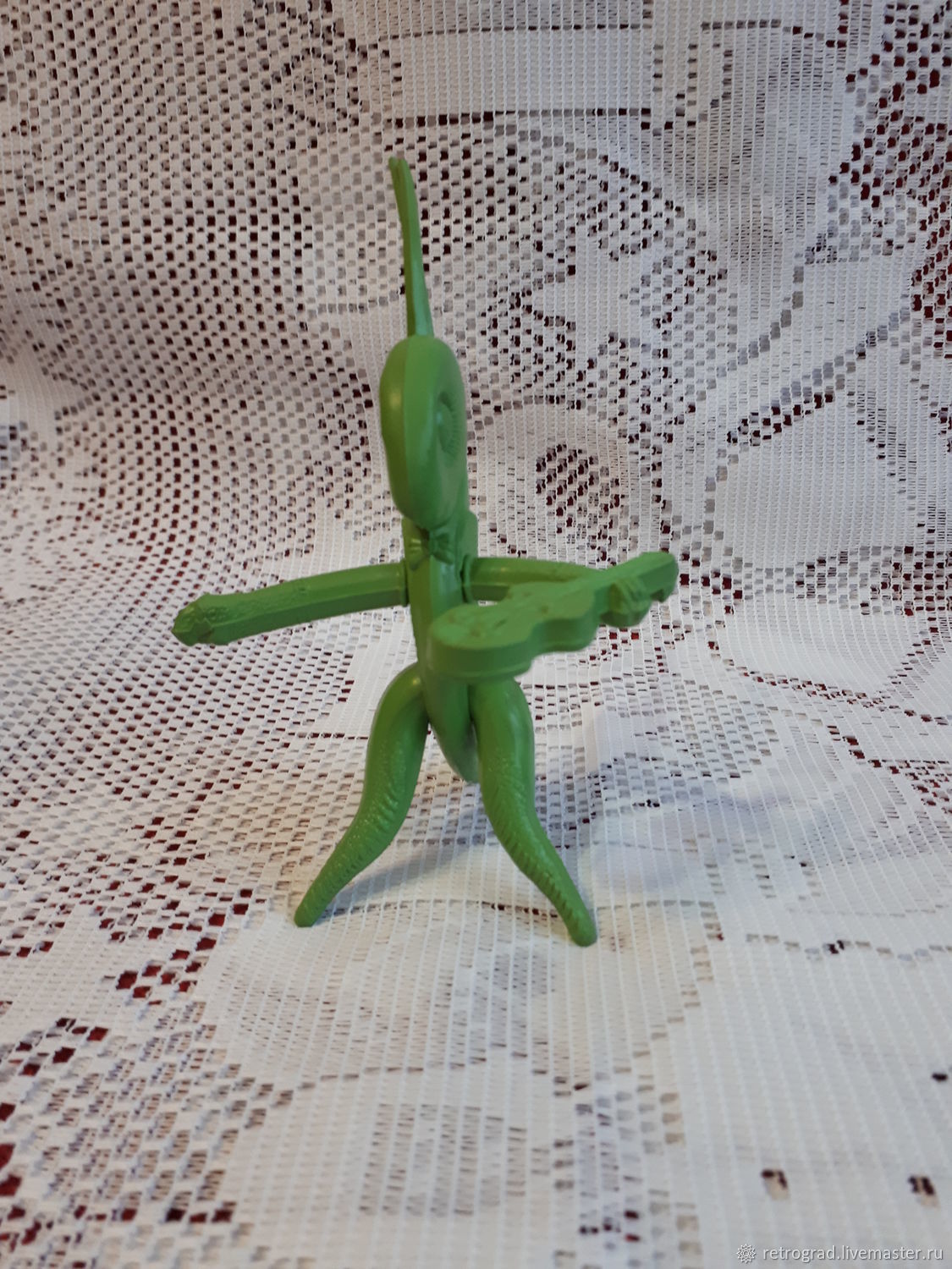 Кузнечик из пластилина