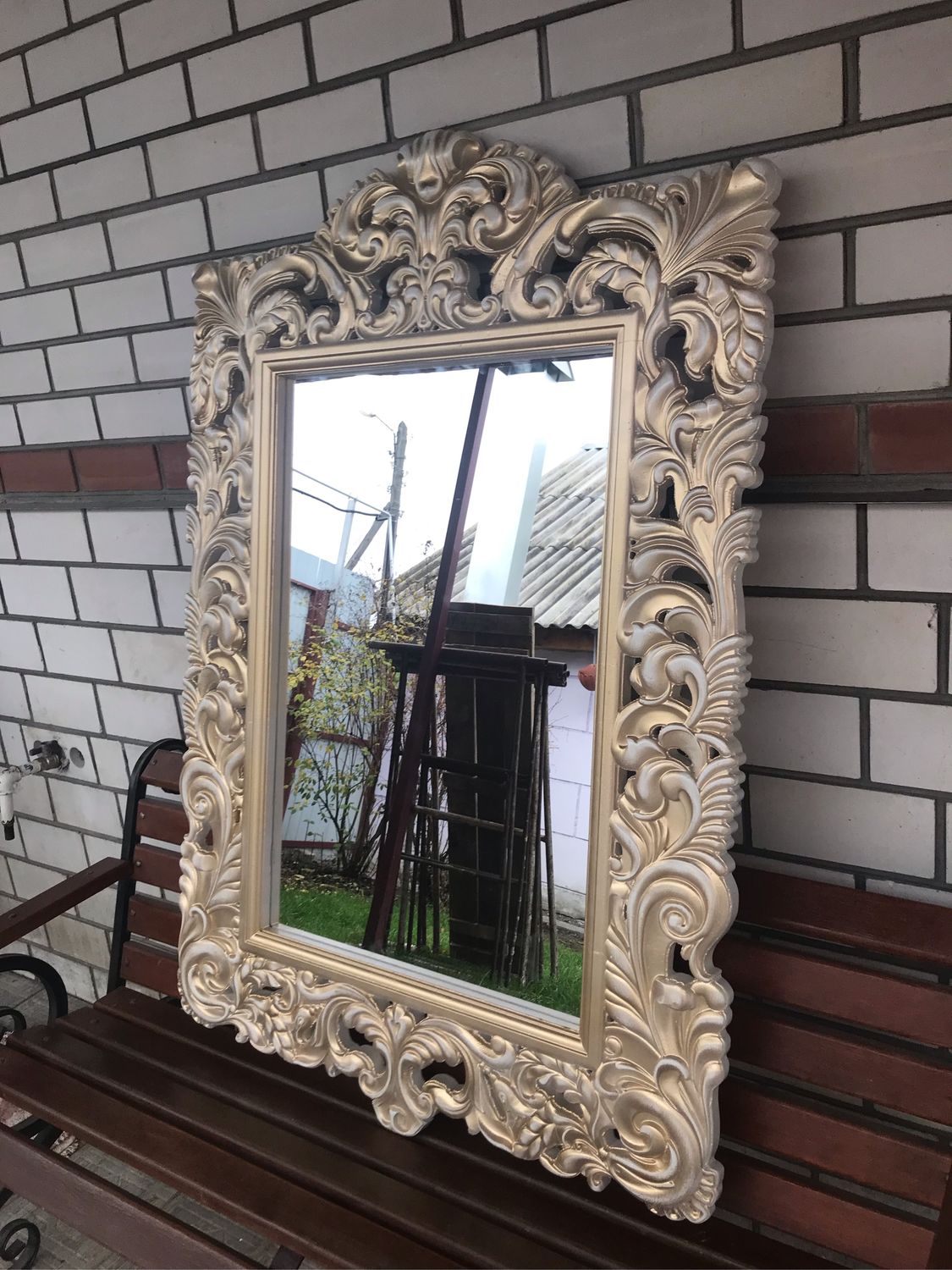 Зеркало резьба. Резные зеркала из дерева. Зеркала в резных рамах дерево. Зеркало в резной деревянной раме. Зеркало с резьбой.
