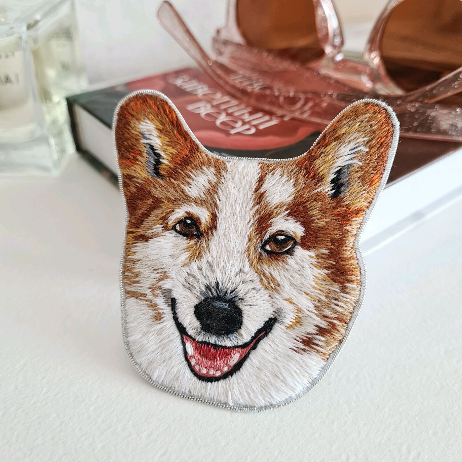 Брошь корги соколов. Корги брошь. Брошь корги. Корги брошь. Корги брошь бисер.