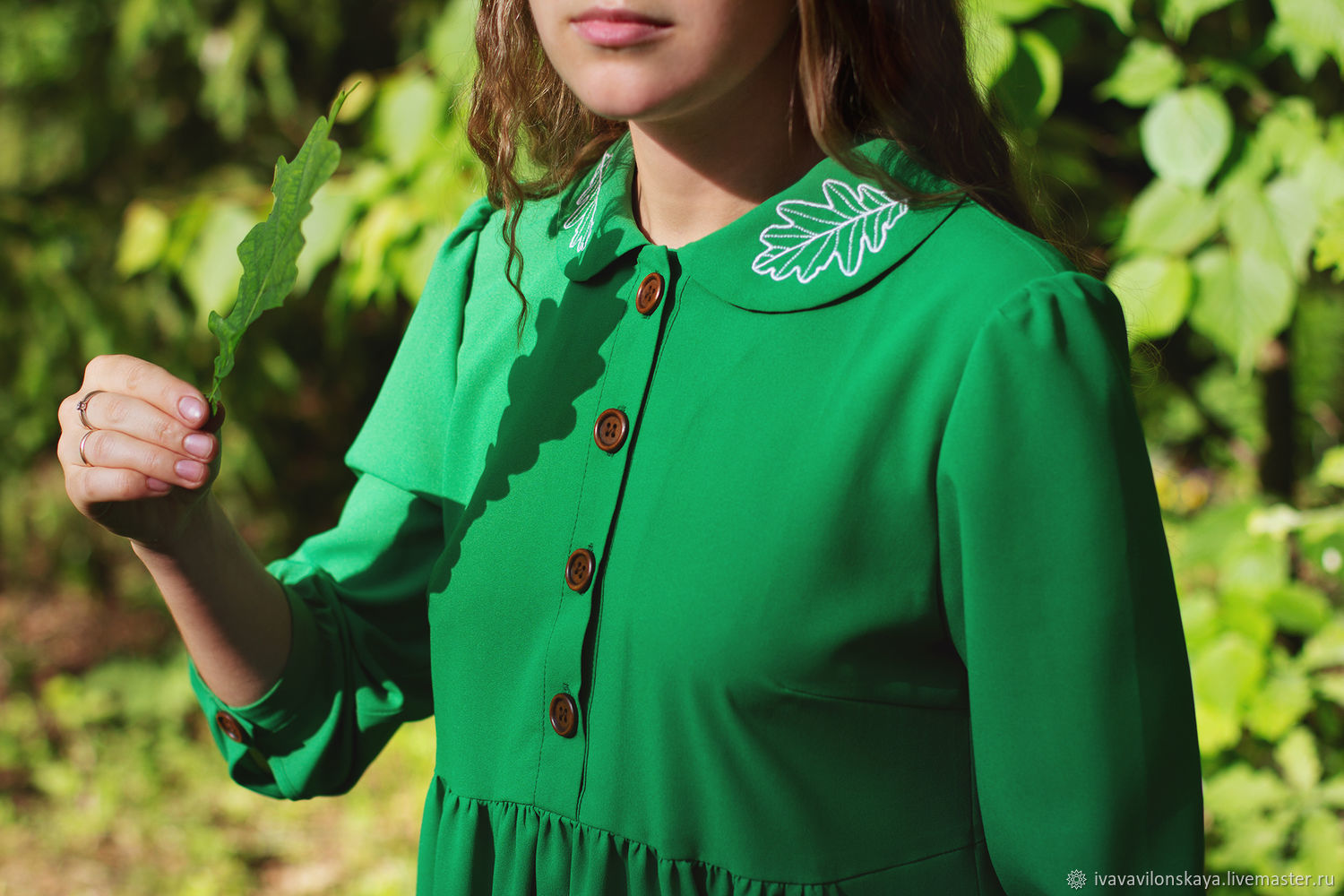 Зеленое платье с вышивкой