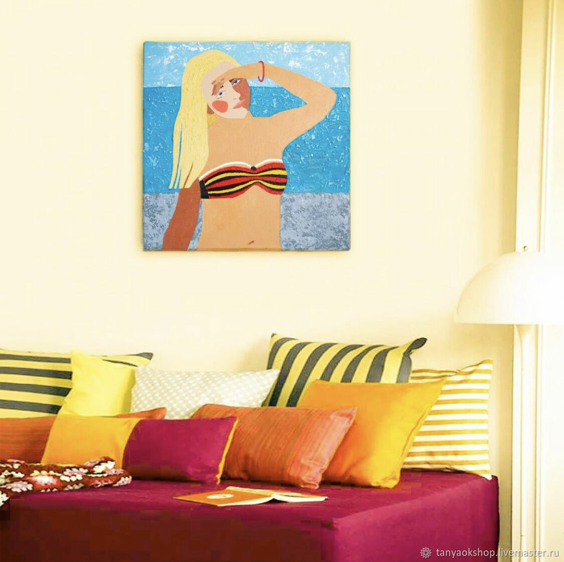 на пляже девочка