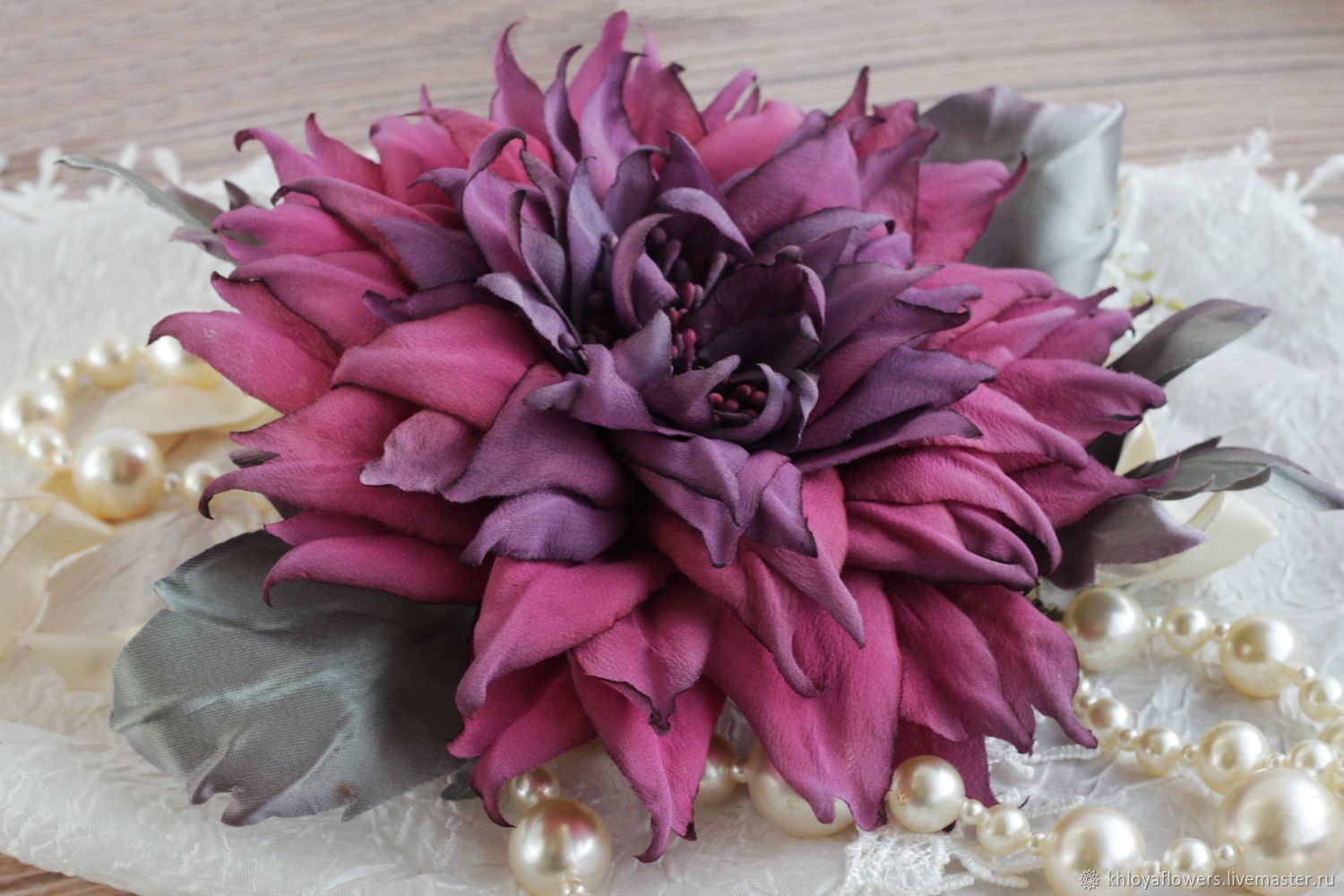 Кружевное полотно бордового цвета с цветами Георгина