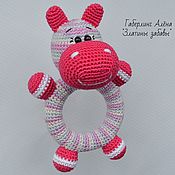 Куклы и игрушки handmade. Livemaster - original item Hippo Kruglyash-rattle on a wooden ring, crocheted. Handmade.