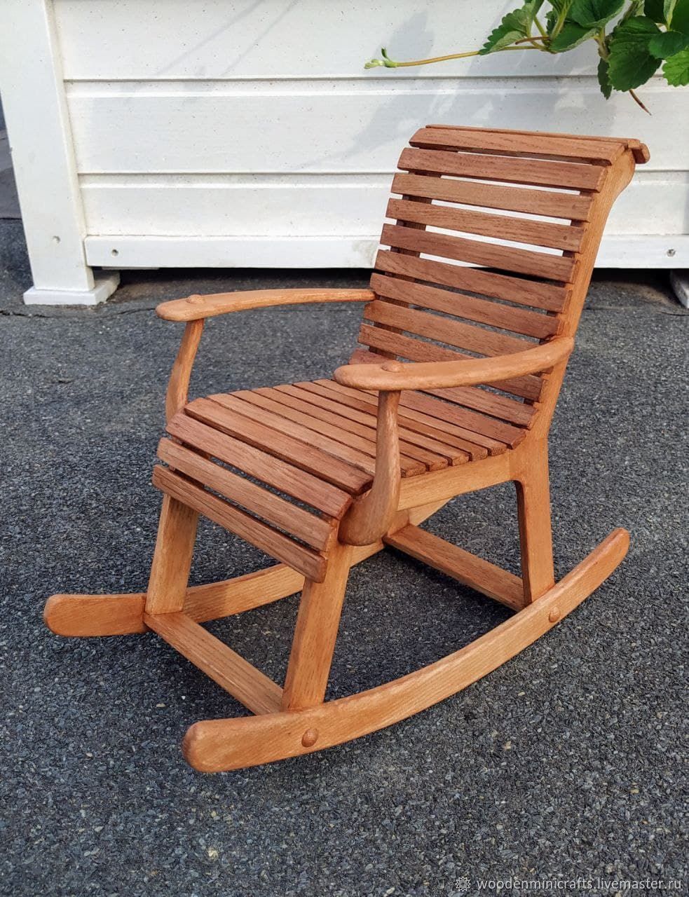 Кресло качалка из массива дерева