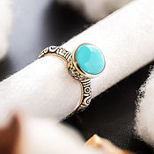 Серебряное кольцо с лунным камнем адуляром, иолитами и топазами