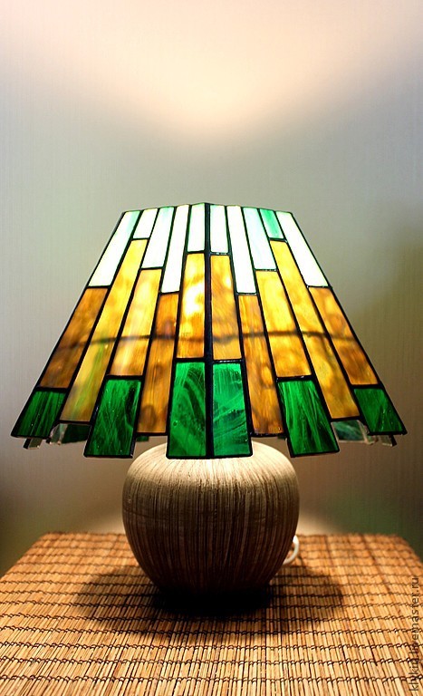 Небольшая интерьерная лампа в зеленых тонах Таинственность и загадочность г...