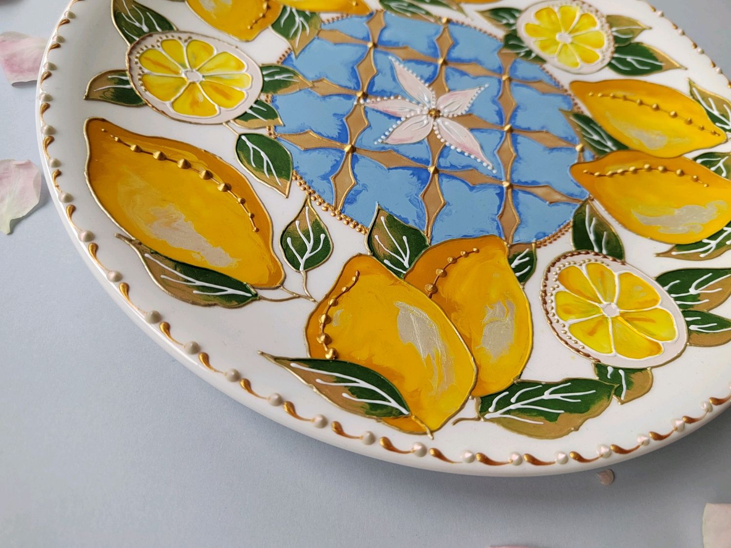 Тарелки с лимонами. Декоративные тарелки с лимонами. Лимон на тарелке. Роспись тарелок лимоны. Лимон на блюдце.