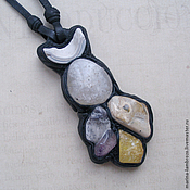 Pendant with agate in the skin