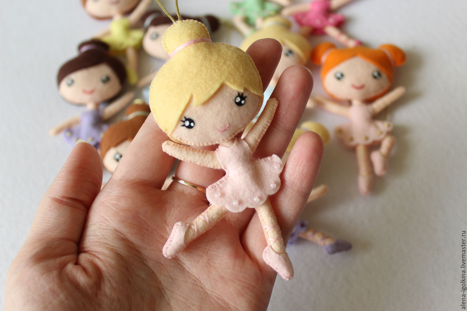 Куколки из фетра. Кукла из фетра. Маленькая кукла из фетра. Игрушка из фетра балерина.